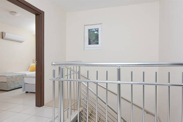 Treppengeländer im Club Hotel Sidelya, das nach oben zu einem Schlafzimmer führt