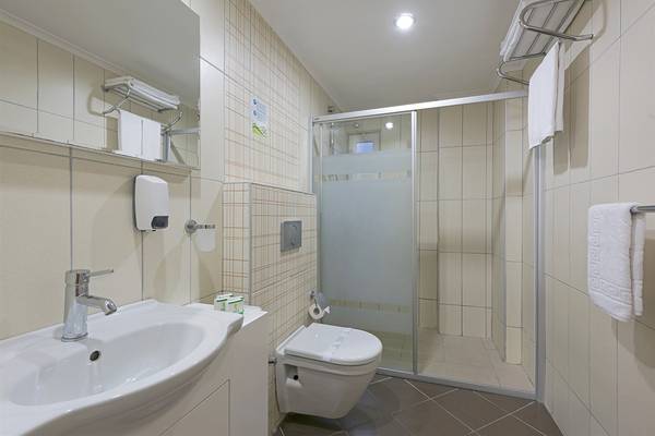 Badezimmer im Club Hotel Sidelya mit Dusche, Toilette, Waschbecken und Handtuchhaltern.