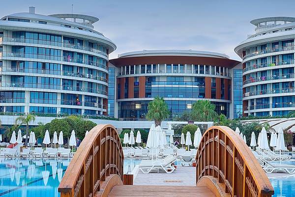 Außenansicht des Baia Lara Hotels mit Swimmingpool und Sonnenliegen