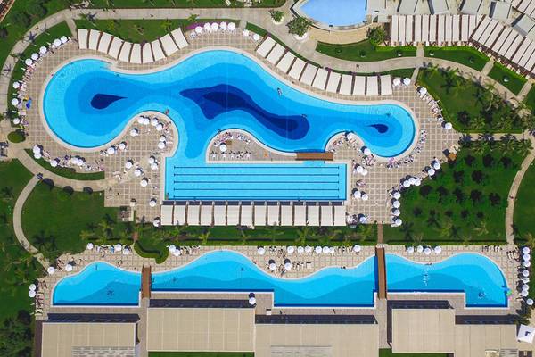 Außenansicht des Schwimmbads und der Liegewiese des Baia Lara Hotels.