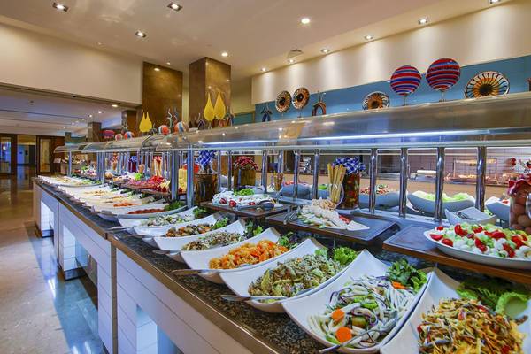Buffet im Baia Lara Hotel mit einer Auswahl an Salaten und Gerichten.