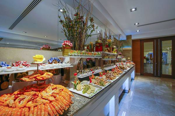 Buffet-Restaurant im Baia Lara Hotel mit einer Auswahl an Meeresfrüchten und vegetarischen Gerichten.