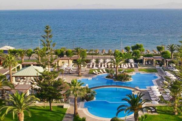 Aussicht auf den Pool und das Meer vom Sheraton Rhodes Resort Hotel.