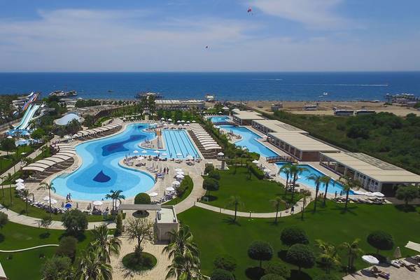 Luftaufnahme des Baia Lara Hotels mit Swimmingpools und Meerblick.