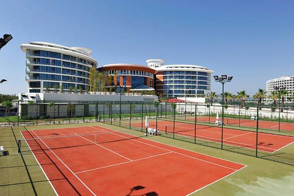 Tennisplatz im Freien vor dem Baia Lara Hotel mit zwei roten Tennisplätzen und umzäunten Bereichen.