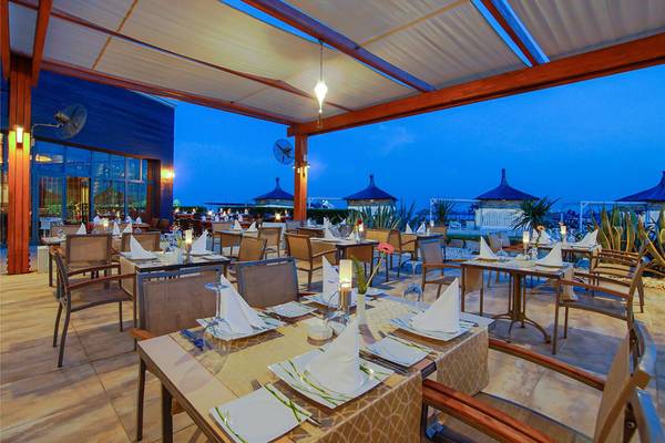 Abendessen auf der Terrasse des Baia Lara Hotels bei Nacht