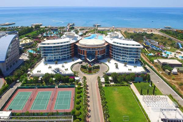 Luftaufnahme des Baia Lara Hotels mit Tennisplätzen, Meer und Wasserrutschen.