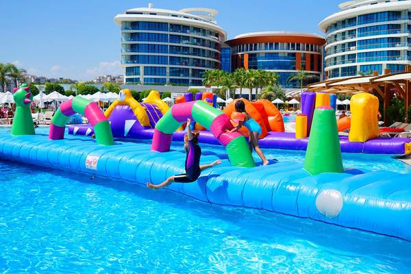 Kinder spielen auf einem bunten Wasserspielplatz im Baia Lara Hotel.