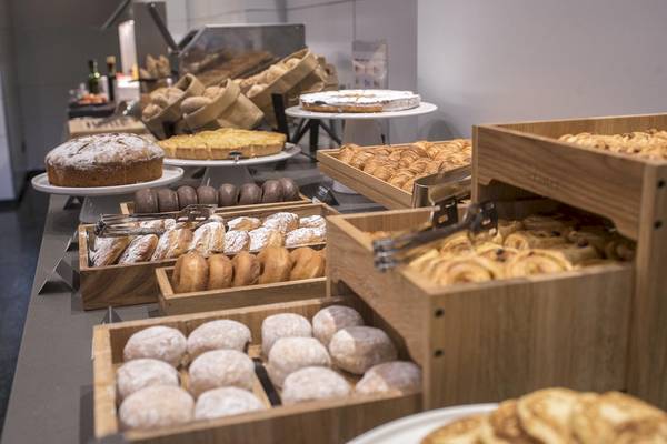 Frühstücksbuffet im Gran Hotel Havana Barcelona mit verschiedenen Kuchen und Gebäck.