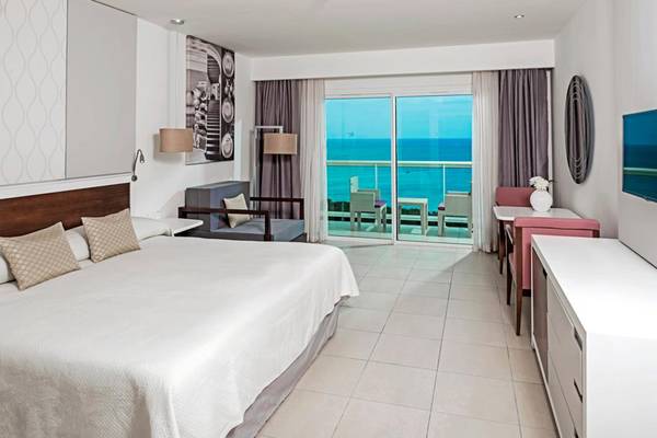 Innenansicht eines Hotelzimmers im Sol Palmeras Hotel mit Meerblick und modernen Möbeln.