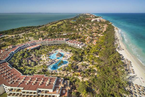 Luftaufnahme des Sol Palmeras Hotels mit Pool und Strand