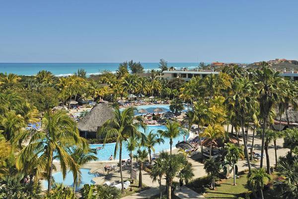 Luftaufnahme des Sol Palmeras Hotels mit Swimmingpool und Palmen