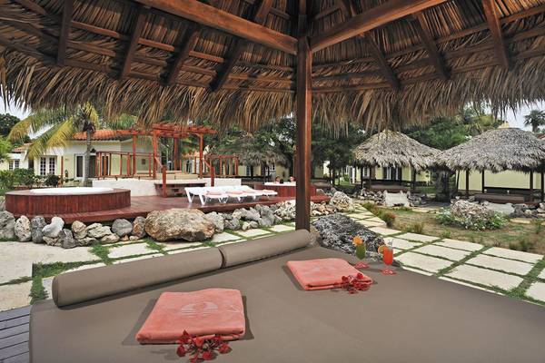 Entspannungsbereich im Sol Palmeras Hotel mit Outdoor-Jacuzzi