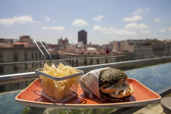 Auf der Terrasse des Gran Hotel Havana Barcelona mit Essen und Getränken.