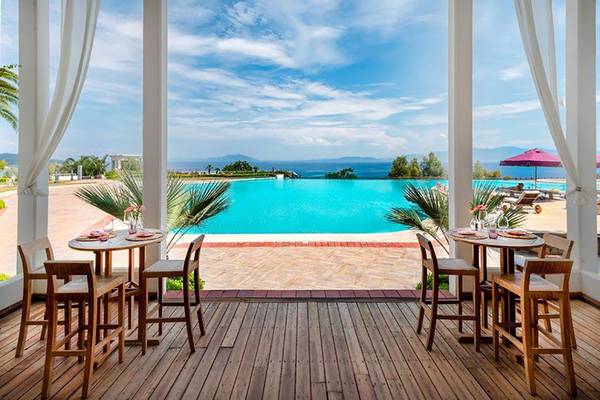 Terrasse des Kempinski Hotel Barbaros Bay mit Blick auf den Pool und die Berge