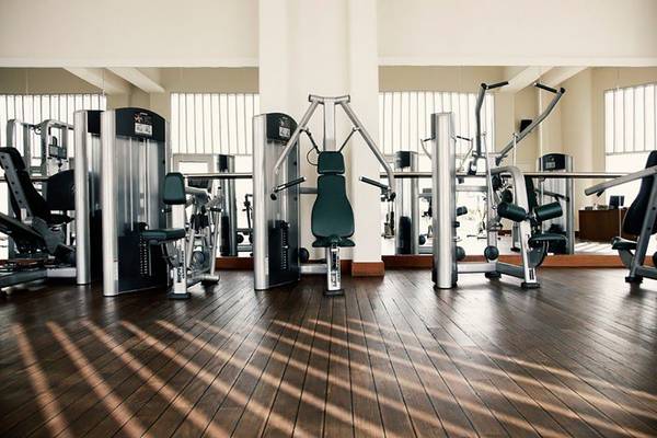 Fitnessstudio im Kempinski Hotel Barbaros Bay Bodrum mit verschiedenen Trainingsgeräten.