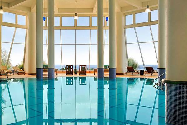 Schwimmbad im Kempinski Hotel Barbaros Bay mit Blick auf das Meer