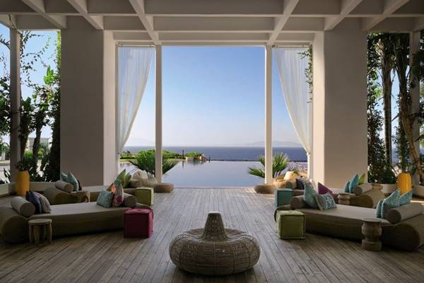 Loungebereich des Kempinski Hotel Barbaros Bay mit Blick auf das Meer.