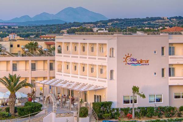 Außenansicht des Solimar Dias Hotels mit Sonnenlogo und umgebender Landschaft.