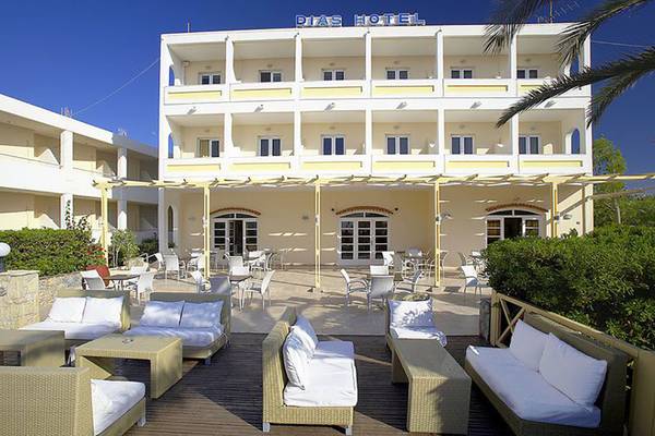 Außenbereich des Dias Hotel mit weißen Möbeln und Sitzgelegenheiten