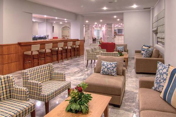 Lobby des Solimar Dias Hotels mit Bar, Sofas und Stühlen.
