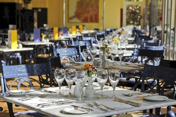 Restauranttisch im VIK Hotel San Antonio, bereit für Gäste mit Gläsern und Besteck.
