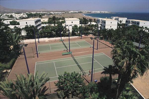 Luftaufnahme der Tennisplätze im VIK Hotel San Antonio neben Palmen und Gebäuden