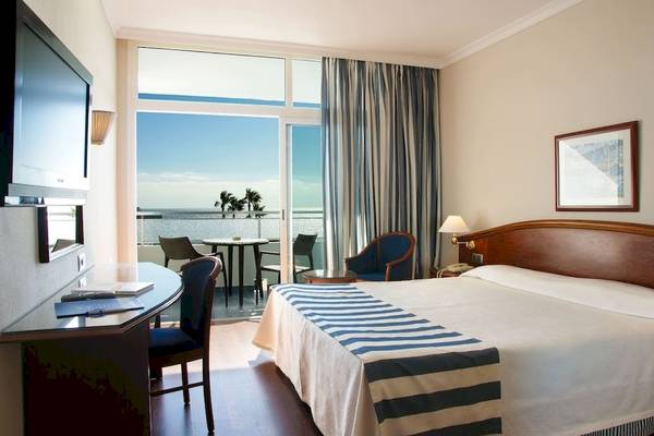 Zimmer im VIK Hotel San Antonio mit Blick auf das Meer und Balkon