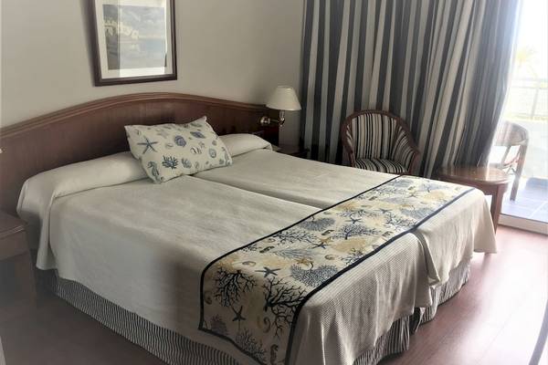 Doppelbett Zimmer im VIK Hotel San Antonio mit Meeresdekoration und Balkonzugang