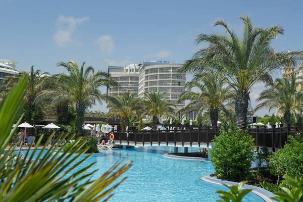 Liberty Hotels Lara Pool mit Brücke und Gebäude im Hintergrund