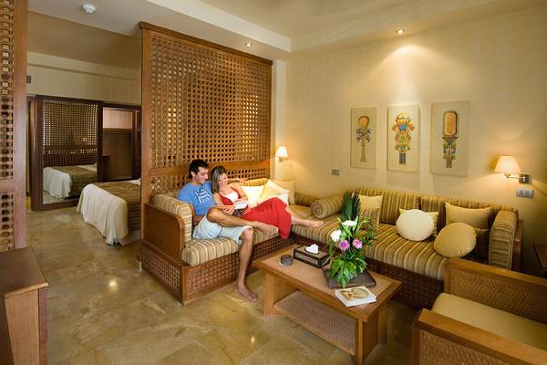 Paar im Grand Waterworld Makadi Hotel-Lounge, liest und entspannt sich auf der Couch