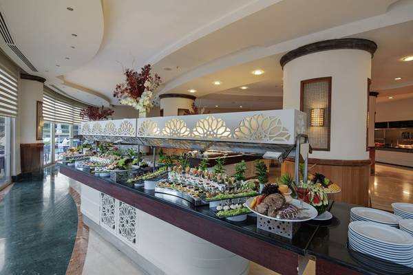 Buffet im Liberty Hotels Lara mit verschiedenen Speisen und Gerichten.