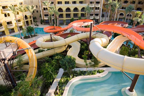 Ein Blick auf die Wasserrutschen im Grand Waterworld Makadi Hotel.
