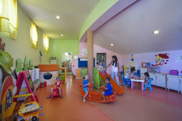 Kinderspielzimmer im Liberty Hotels Lara mit bunten Wandfarben und Spielzeug.
