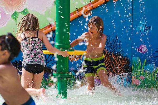 Kinder im Wasserpark im Grand Waterworld Makadi spielen mit Wassersprudlern