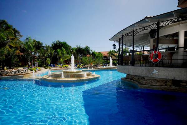 Außenpool mit Wasserfontäne im IFA Villas Bavaro Hotel