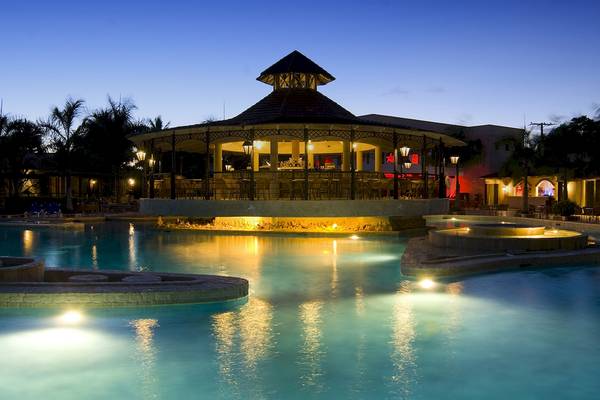 Beleuchteter Poolbereich des IFA Villas Bavaro Hotel bei Nacht