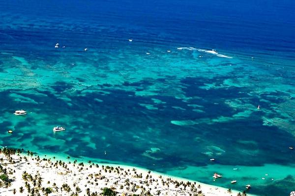 Luftaufnahme des IFA Villas Bavaro Hotels mit Blick auf den Ozean und weißen Stränden.