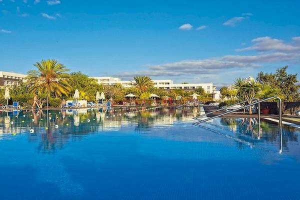 Außenpool des Costa Calero Thalasso & Spa Hotels mit blauem Wasser und weißen Bällen.