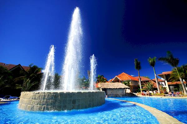 Pool mit großer Fontäne im IFA Villas Bavaro Hotel