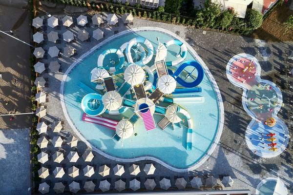 Luftaufnahme des Wasserparks im Atlantica Dreams Resort mit Rutschen und Wasserspielen.