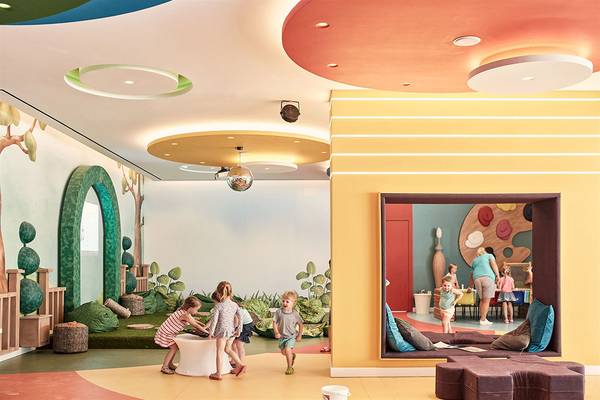 Kinder spielen in einem farbenfrohen Spielbereich des Atlantica Dreams Resorts.