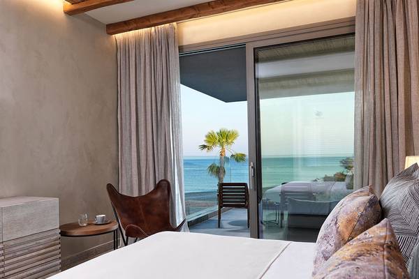Hotelzimmer im Atlantica Dreams Resort mit Blick auf das Meer und Palmen