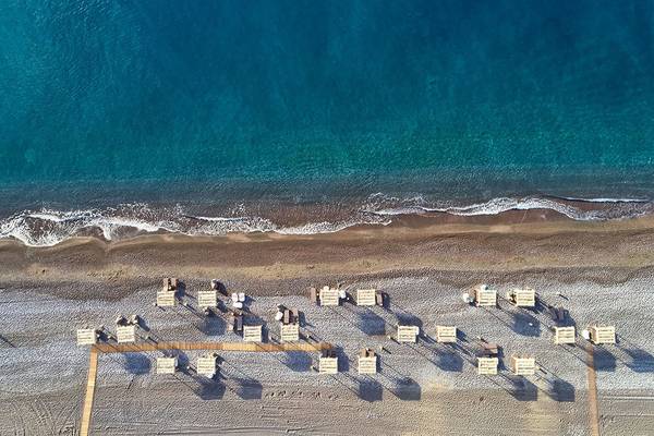 Luftaufnahme des Strandes mit dem Hotel Atlantica Dreams Resort