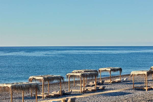 Strand des Atlantica Dreams Resorts mit Sonnenliegen und Blick auf das Meer