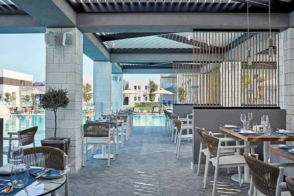Innenansicht des Restaurants im Atlantica Dreams Resort mit Blick auf den Pool.