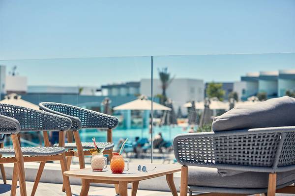 Poolseite Sitzecke im Atlantica Dreams Resort mit Getränken und Sonnenbrillen auf dem Tisch