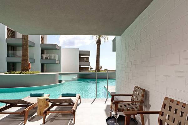 Loungebereich mit Swimmingpool und Möbeln im Atlantica Dreams Resort.