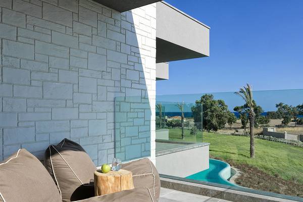 Blick vom Balkon des Atlantica Dreams Resorts mit Aussicht auf einen Pool und eine Landschaft