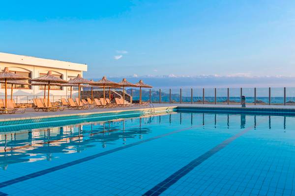 Außenpoolbereich des Civitel Creta Beach Hotels mit Sonnenliegen und Sonnenschirmen.